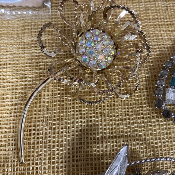 VINTAGE BROOCH AND CLIP EARRING BUNDLE - Picture 2 of 8